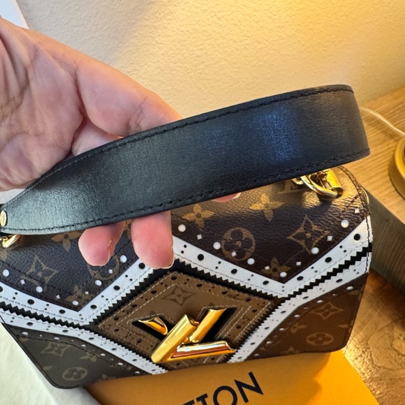 Louis Vuitton Limited edition Twist monogram Geometric Shoulder-cross body Bag. - Picture 4 of 16